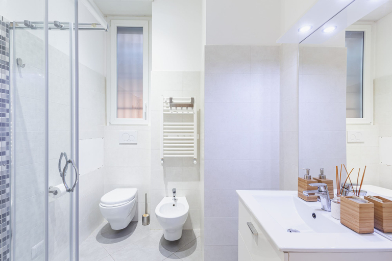 Bathroom 4, Alloggi Costantini, Rome