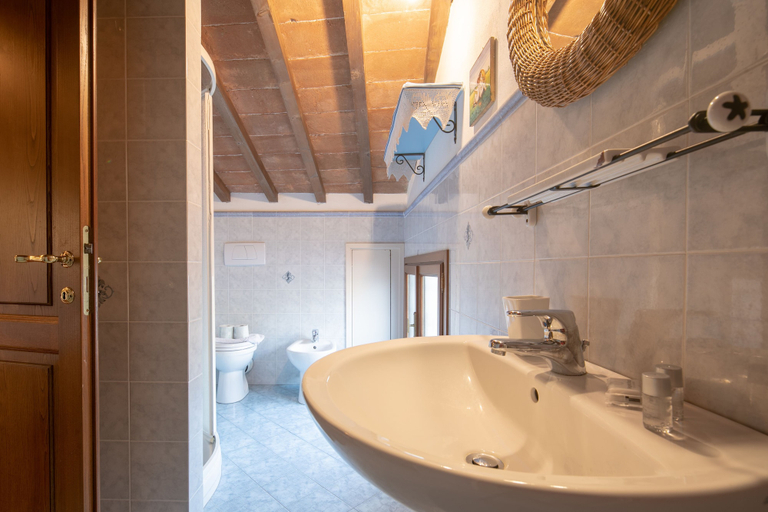 Bathroom 3, San Frediano House by Mmega, Florence