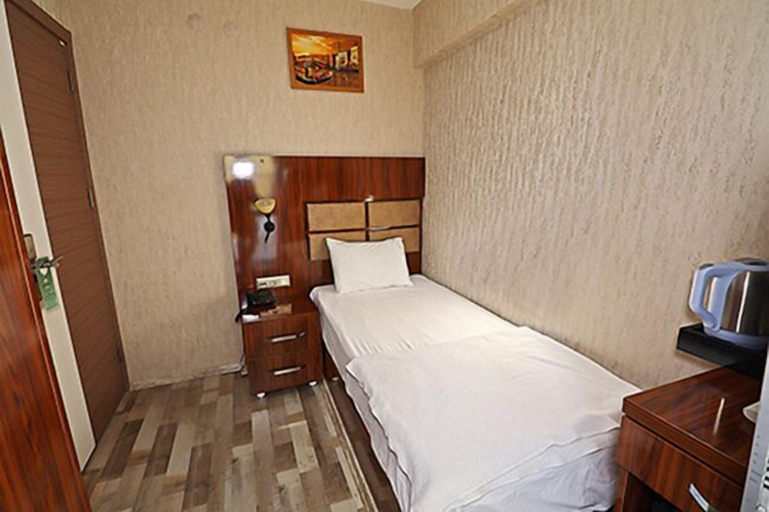 Bedroom 3, Marina Hotel, Konak