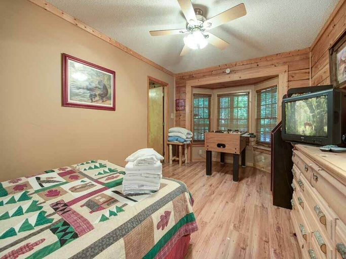 Bedroom 2, Magical Moments by Jackson Mountain Rentals, Sevier