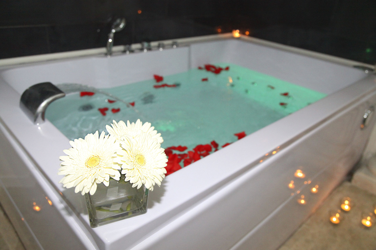 Deep soaking bathtub, Sermoneta Apartments, Napoli