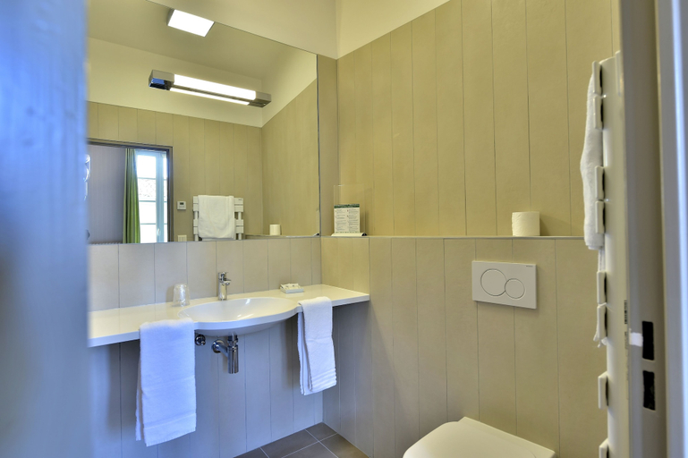 Bathroom 4, Auberge de la Commanderie, Gironde