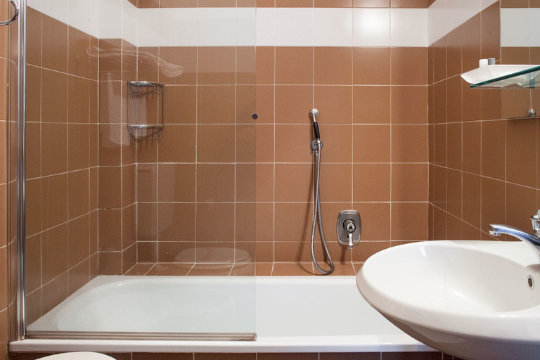 Bathroom 4, Hotel La Bettola, Vercelli