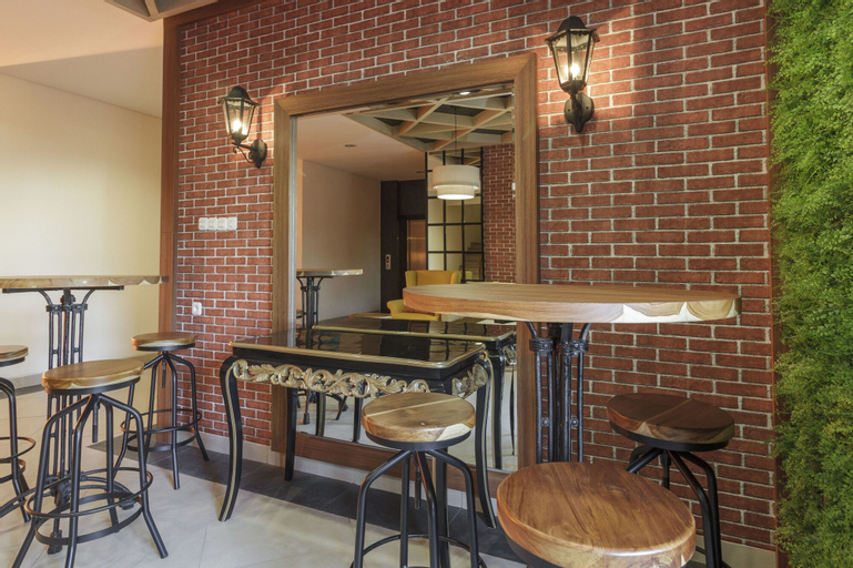 Food & Drinks 5, RedDoorz Plus @ CBD Bintaro, South Tangerang