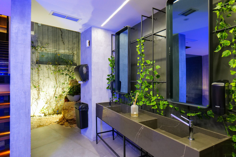 Bathroom 4, Hotel Miramare, Vlorës