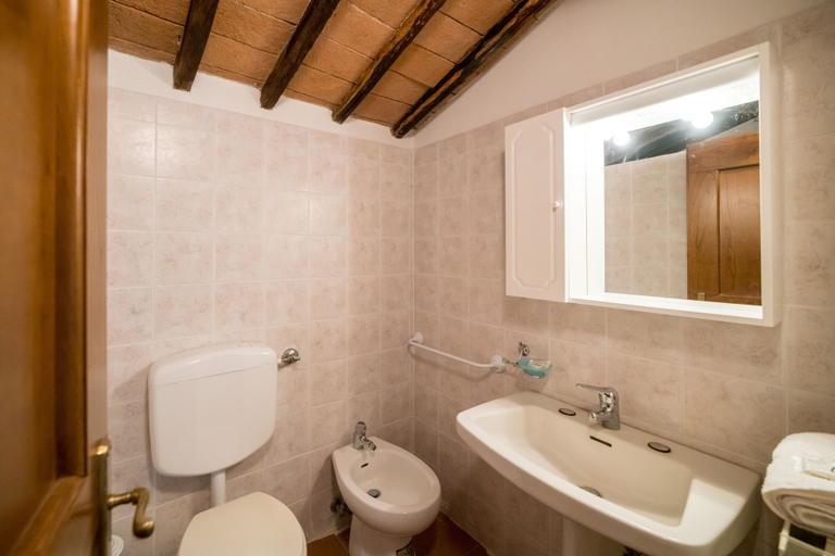 Bathroom 4, Fattoria di Cintoia, Florence