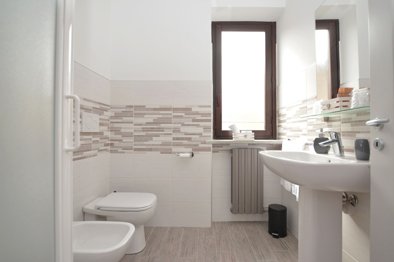 Bathroom 5, Hotel Perpoin, Cuneo
