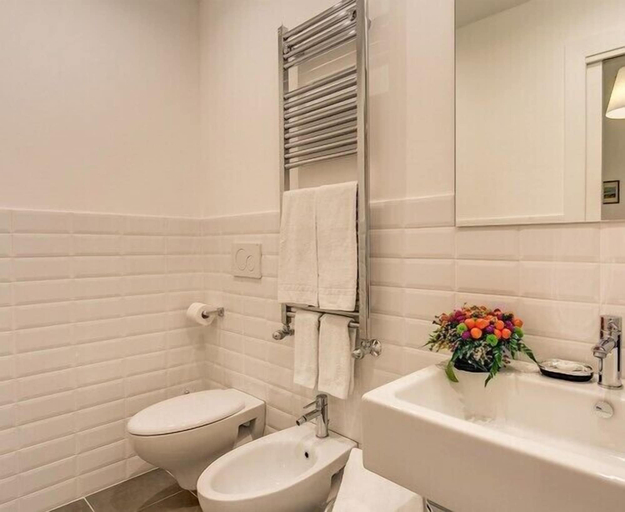 Bathroom 5, Gonfalone 6, Rome