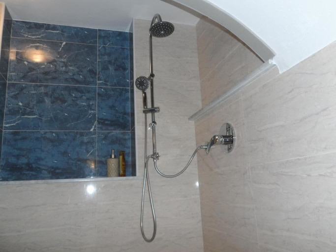 Bathroom 5, Palazzo Barli, Imperia