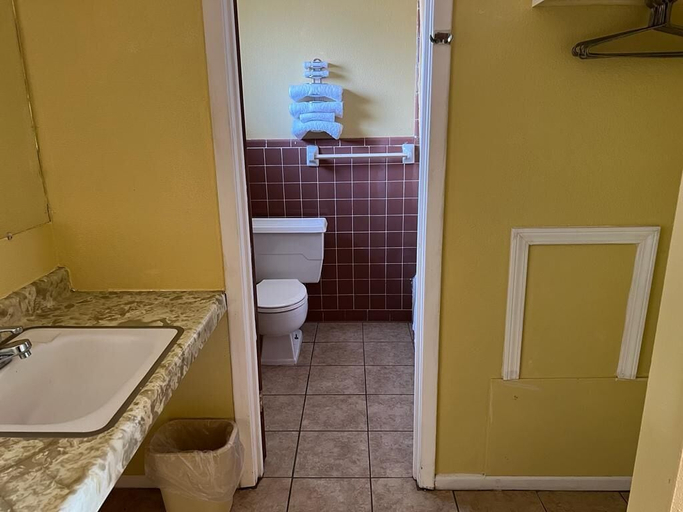 Bathroom 4, Pioneer INN, Clark