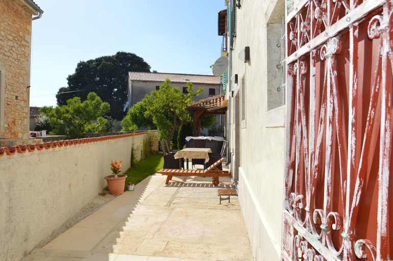 Others 5, Villa Angiolina, Višnjan