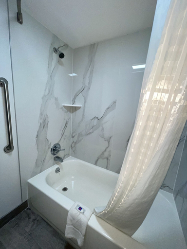 Bathroom 4, Motel 6 Tupelo, MS - Downtown, Lee