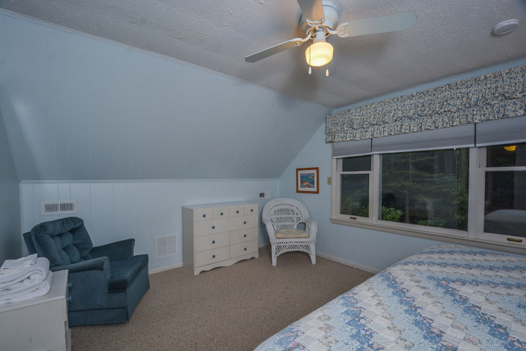Bedroom 2, At Ease, Garrett