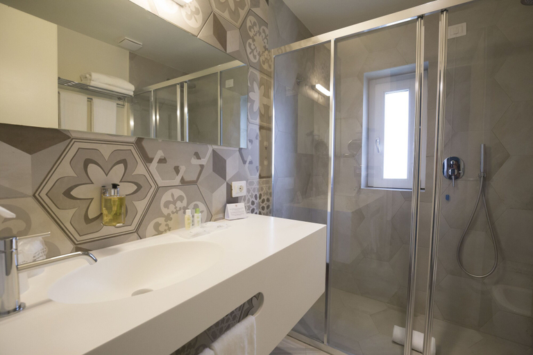 Bathroom 4, Baia del Sole Resort, Vibo Valentia