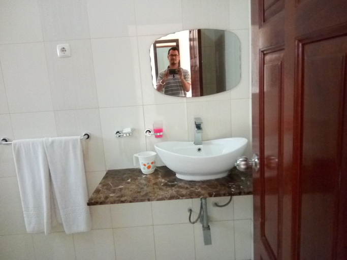 Bathroom 4, Pensao Martins, Maputo
