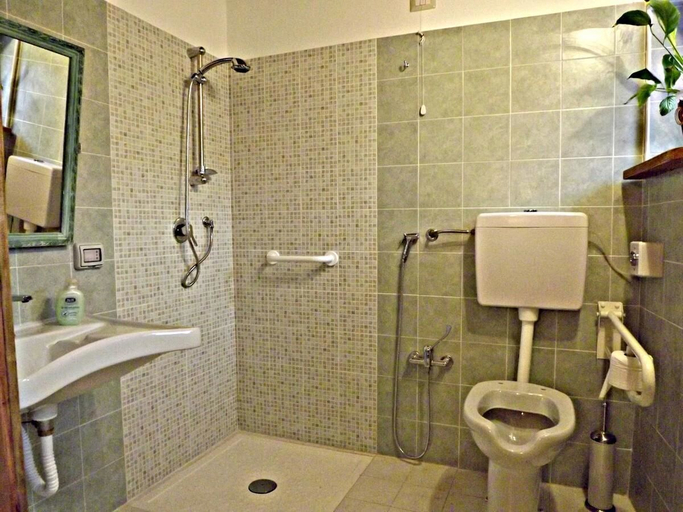 Bathroom 5, Casa Aurora, Salerno