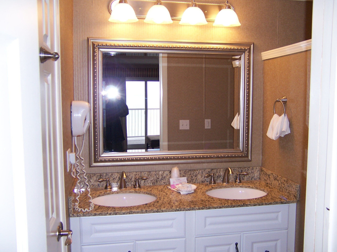 Bathroom, Pinestead Reef Resort, Grand Traverse
