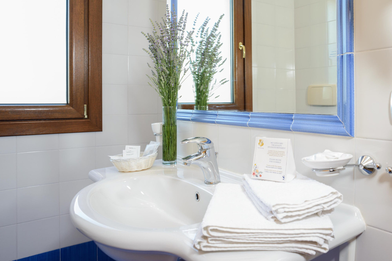 Bathroom 5, Hotel Hermitage, Salerno