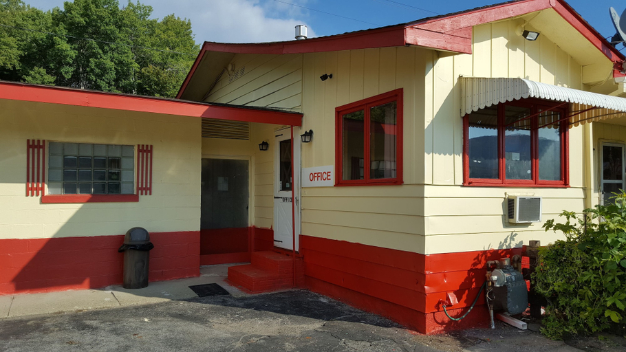 Exterior & Views 2, Crown Inn & Suites, Allegany