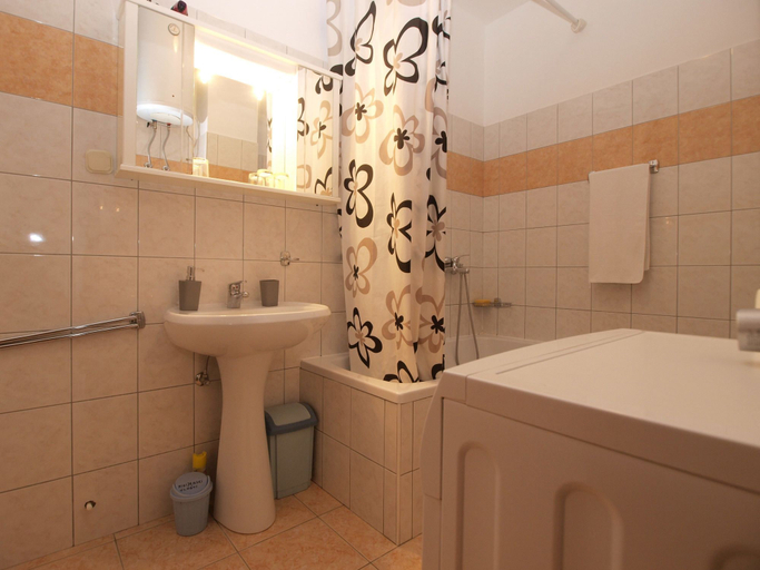 Bathroom 4, Apartment 397, Pula