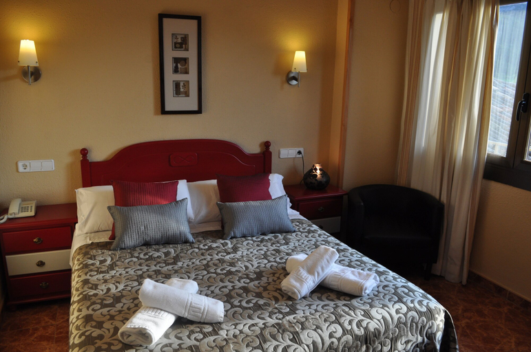 Bedroom 3, Hotel Sánchez, Huesca
