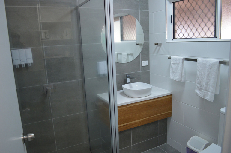 Bathroom 4, Monte Carlo Motor Inn, Rosslea