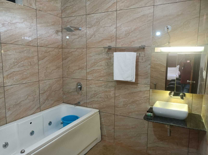 Bathroom 3, Hotel Rajwada Palace, Tikamgarh