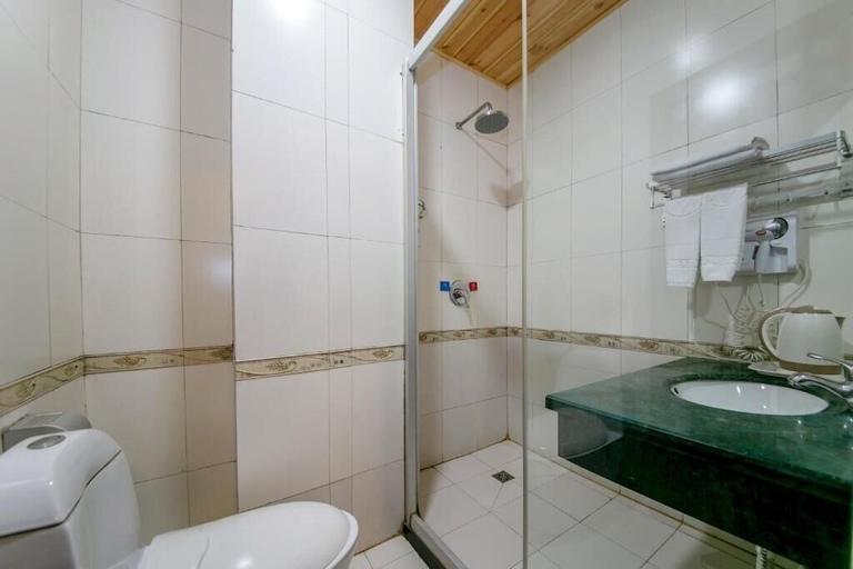 Bathroom 4, Xiangzimen Youth Hostel, Xi'an