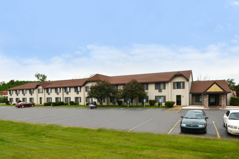 Exterior & Views 2, Travelodge by Wyndham Ishpeming/Marquette, Marquette