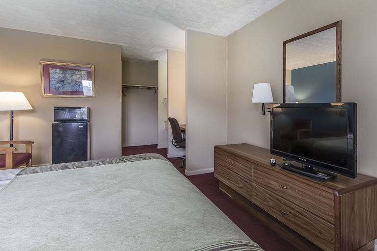 Bedroom 3, Rodeway Inn Jackson Northwest, Madison