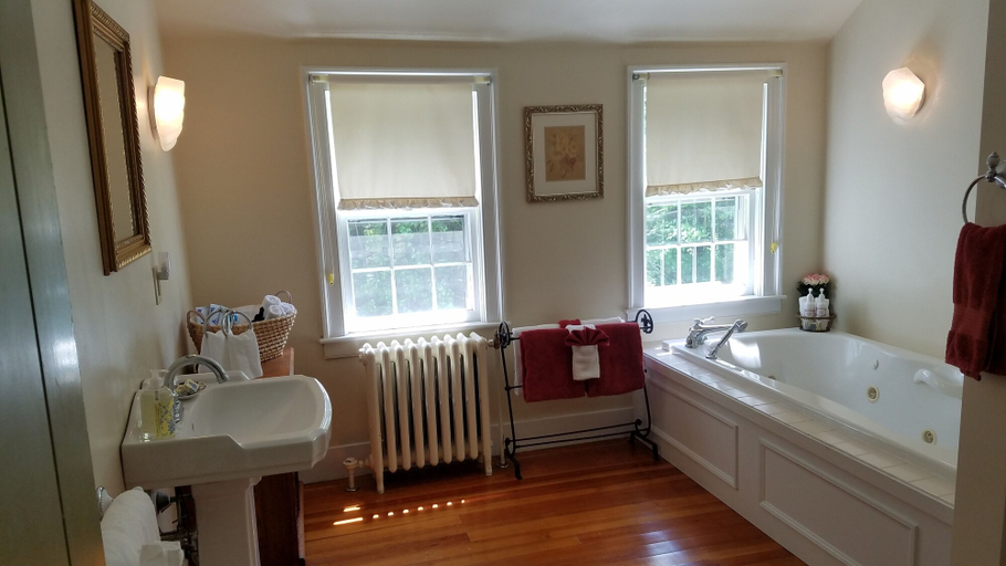 Bathroom 4, Centennial House, Franklin