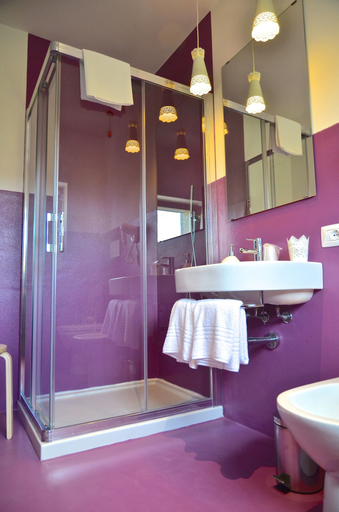 Bathroom 5, Petit Hotel, Lucca