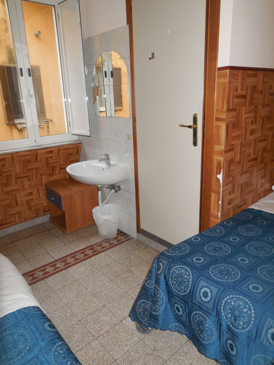 Bathroom 5, Cressy, Roma