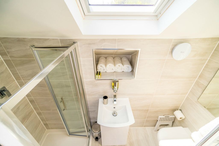 Bathroom, Sea View Holiday Flat - Covehurst Bay, East Sussex