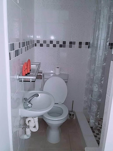 Bathroom 3, Ranks Guesthouse, Kweneng South