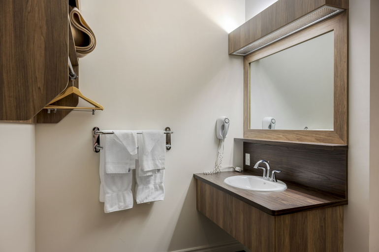 Bathroom 4, Econo Lodge Inn & Suites, Montmagny