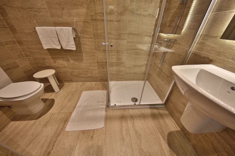 Bathroom 5, Relax Inn Hotel, Saint Paul's Bay