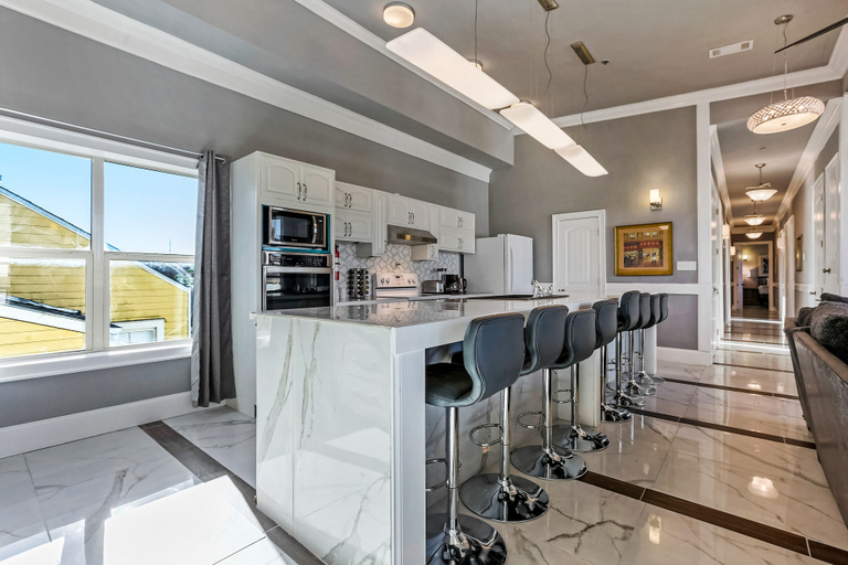 Food & Drinks 5, Fully Furnished Condos Near St Charles, Orleans