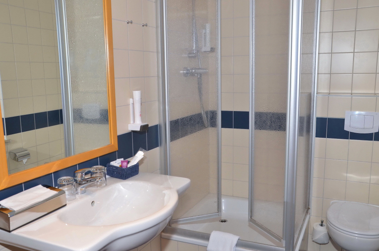 Bathroom 5, laVital Sport- & Wellness Hotel, Gifhorn