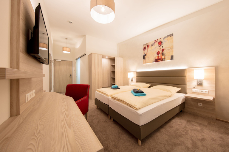 Bedroom 2, Hotel Gudrun, Biberach