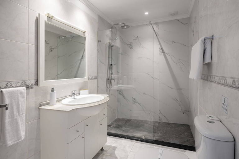 Bathroom 4, Intelsol Calheta Apartments, Calheta