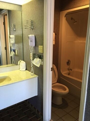 Bathroom 4, Quality Inn Elberton, Elbert