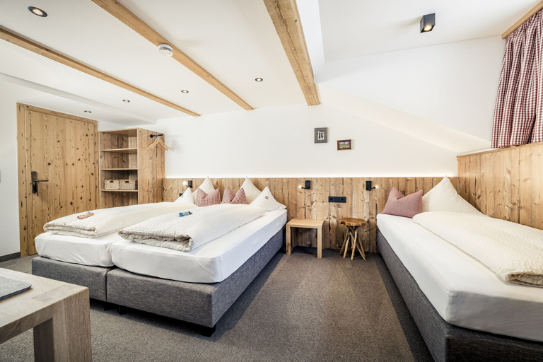 Bedroom 2, Pension der Steinbock - Das Bauernhaus, Landeck