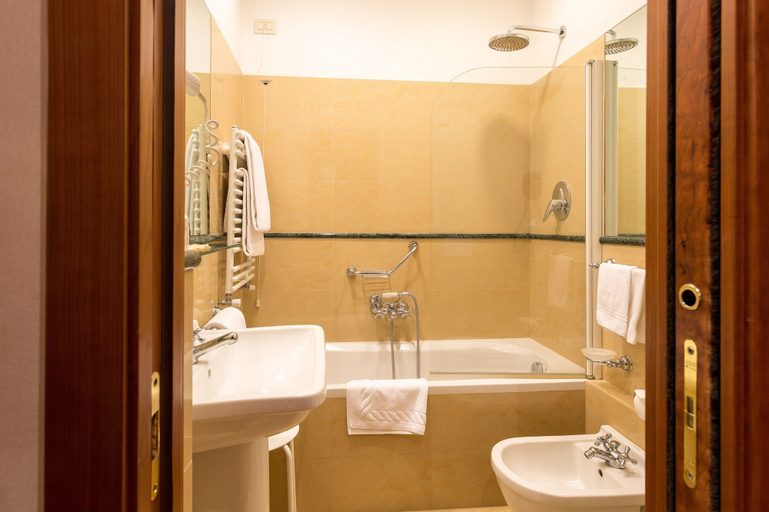 Bedroom 5, Continental, Genova