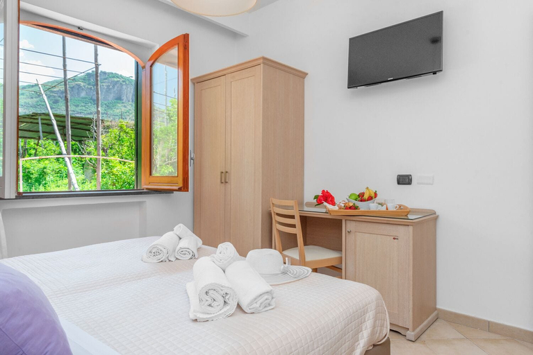 Bedroom 4, Villa Francesca, Napoli