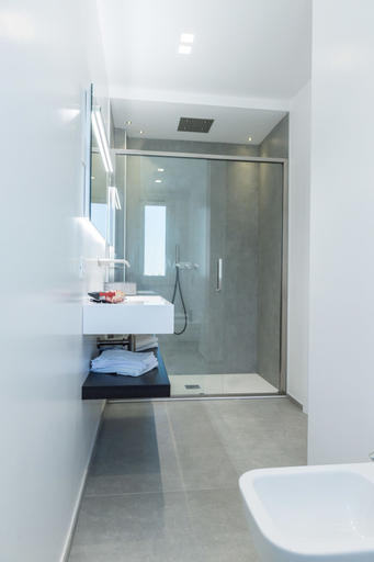 Bathroom 5, Hotel Commodore, Ravenna