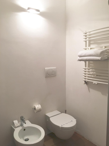 Bathroom 5, Vicolo del lupo Guesthouse, Rome