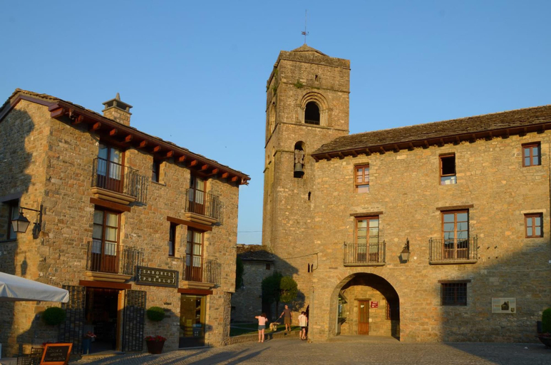 Exterior & Views 2, Hotel Los Arcos, Huesca