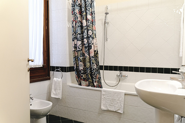 Bathroom 5, Casa Uffizi Tower House Boutique Hotel, Florence