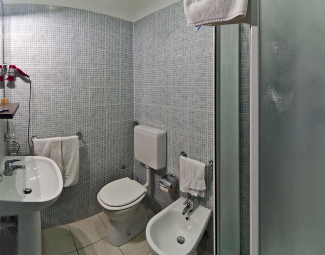 Bathroom 3, Pollon Inn Sanremo, Imperia